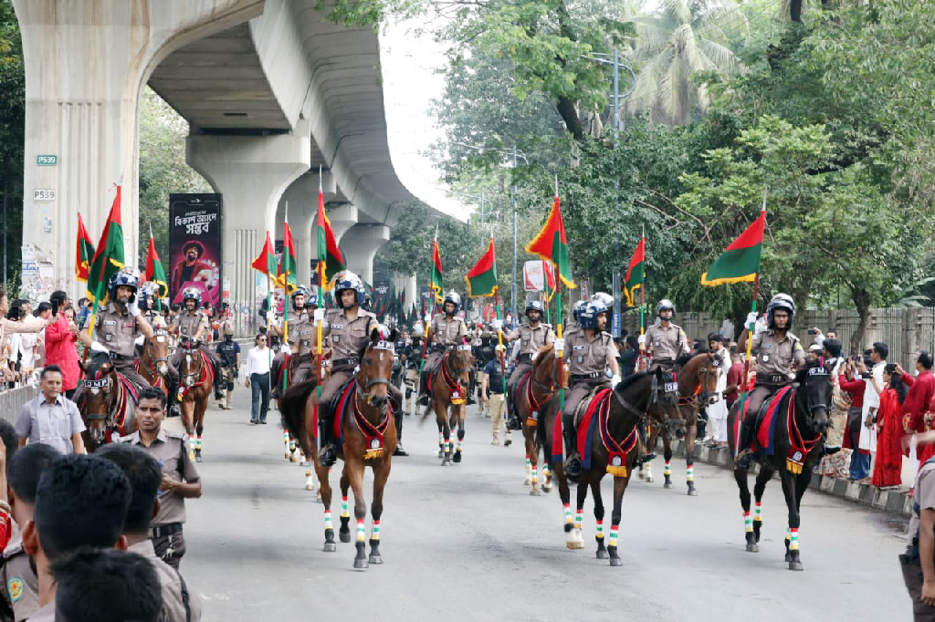 আবহমান বাংলার ঐতিহ্যকে সঙ্গী করে নতুন বছরকে বরণ করে নিল ঢাকা। চারুকলা থেকে বের হওয়া মঙ্গল শোভাযাত্রায় আজ দেখা মেলে লাল ঝুঁটির মোরগ, কাঠের হাতি ও টেপা পুতুলের মতো দেশীয় সব মোটিফ। ঐতিহ্যের এই মিলনমেলায় শুরু হলো নতুন পথচলা। ছবি: আজকের পত্রিকা