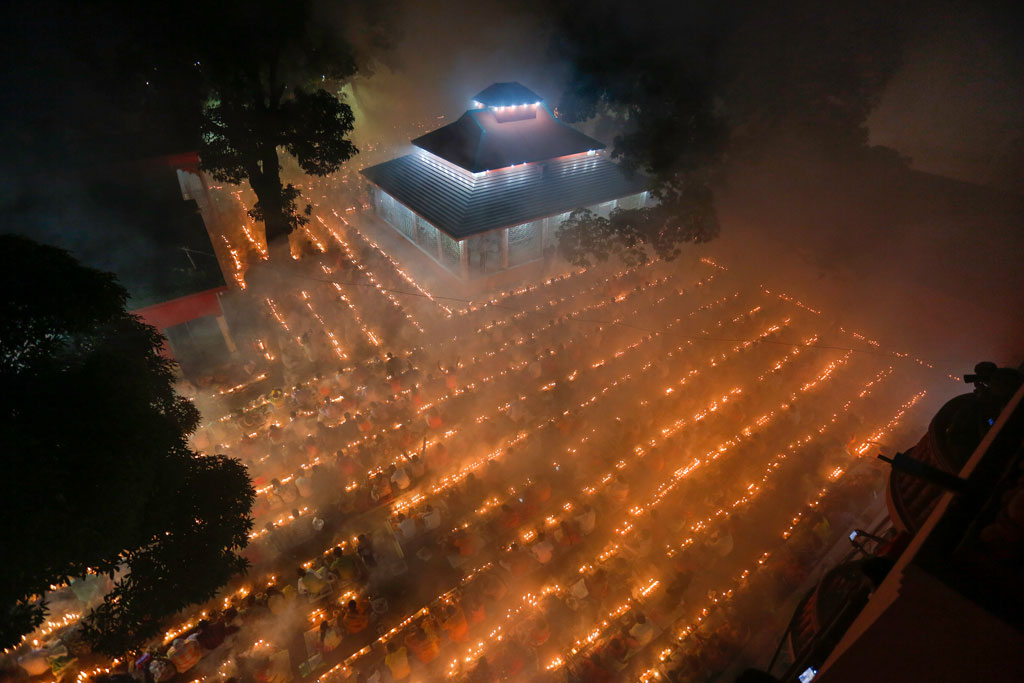 সন্ধ্যায় প্রদীপের আলোতে আলোকিত হয়ে যায় লোকনাথ আশ্রম। ছবি: হাসান রাজা