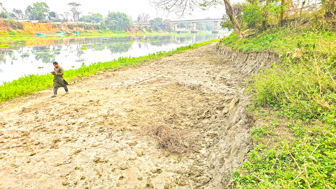 গাজীপুরের শ্রীপুর: শীতলক্ষ্যা পাড়ের মাটি লুট, ব্যবস্থা নেই