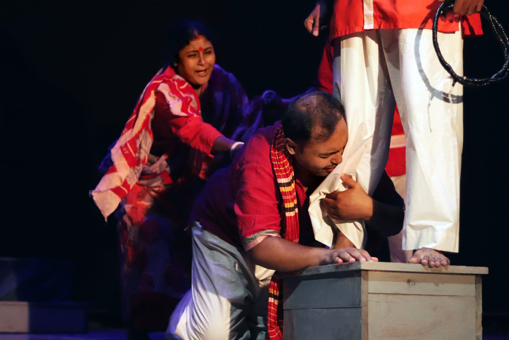 মঞ্চনাটক ‘রণডঙ্কা’র দৃশ্য। ছবি: বিকন নাট্যকেন্দ্রের সৌজন্যে