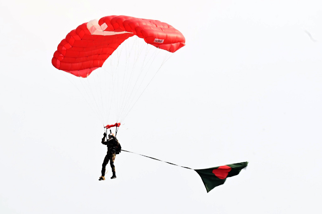 বিজয়ের দিনে বর্ণিল সাজে লাল–সবুজের দেশ