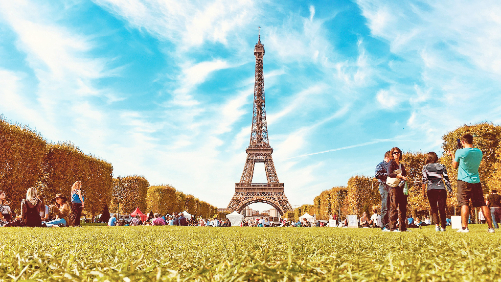 আইফেল টাওয়ারে যুক্ত হচ্ছে ৭২ নারী বিজ্ঞানীর নাম