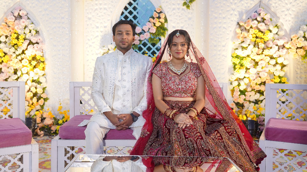 ‘থার্টি সিক্স টোয়েন্টি ফোর থার্টি সিক্স’ সিনেমায় শাওন ও দীঘি। ছবি: চরকির সৌজন্যে
