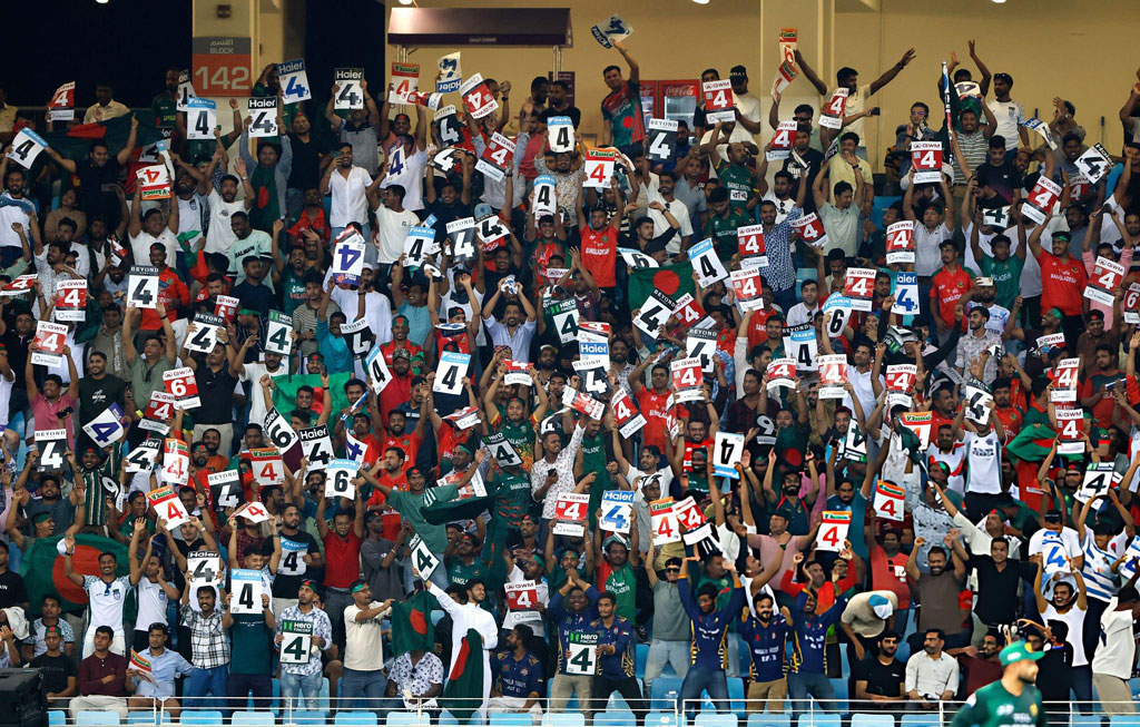 দুবাইয়ের গ্যালারিতে গতকাল বাংলাদেশি দর্শকদের উপস্থিতি ছিল চোখে পড়ার মতো। পাকিস্তানের একেকটা উইকেট পতন, বাংলাদেশের ইনিংসে একেকটা চার-ছক্কায় প্রবাসী বাংলাদেশিরা উদযাপন করেছেন। যদিও ১১ রানে হেরে বাংলাদেশ ফাইনালে উঠতে পারেনি। ছবি: এএফপি