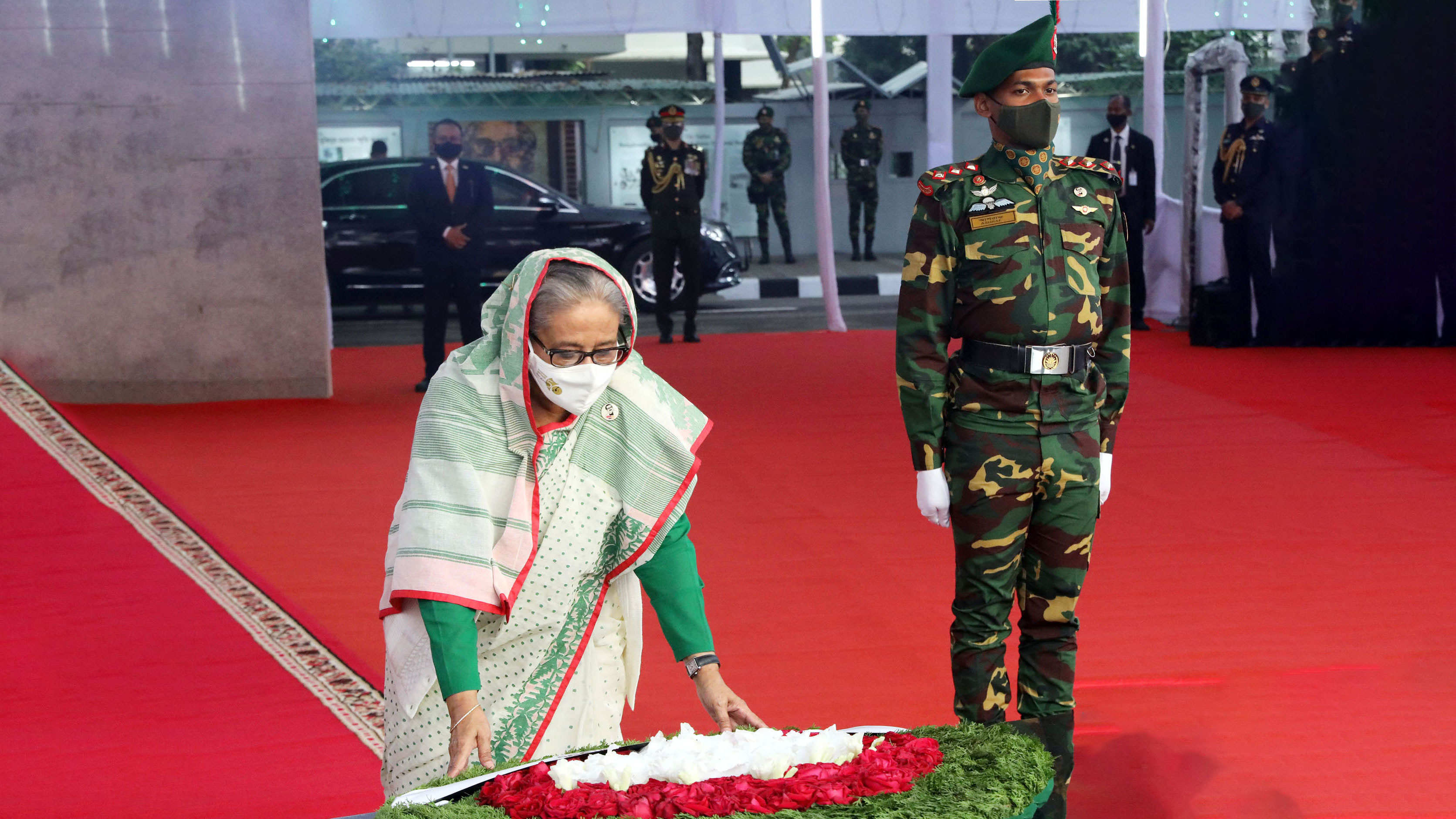 বঙ্গবন্ধুর প্রতিকৃতিতে প্রধানমন্ত্রীর শ্রদ্ধা