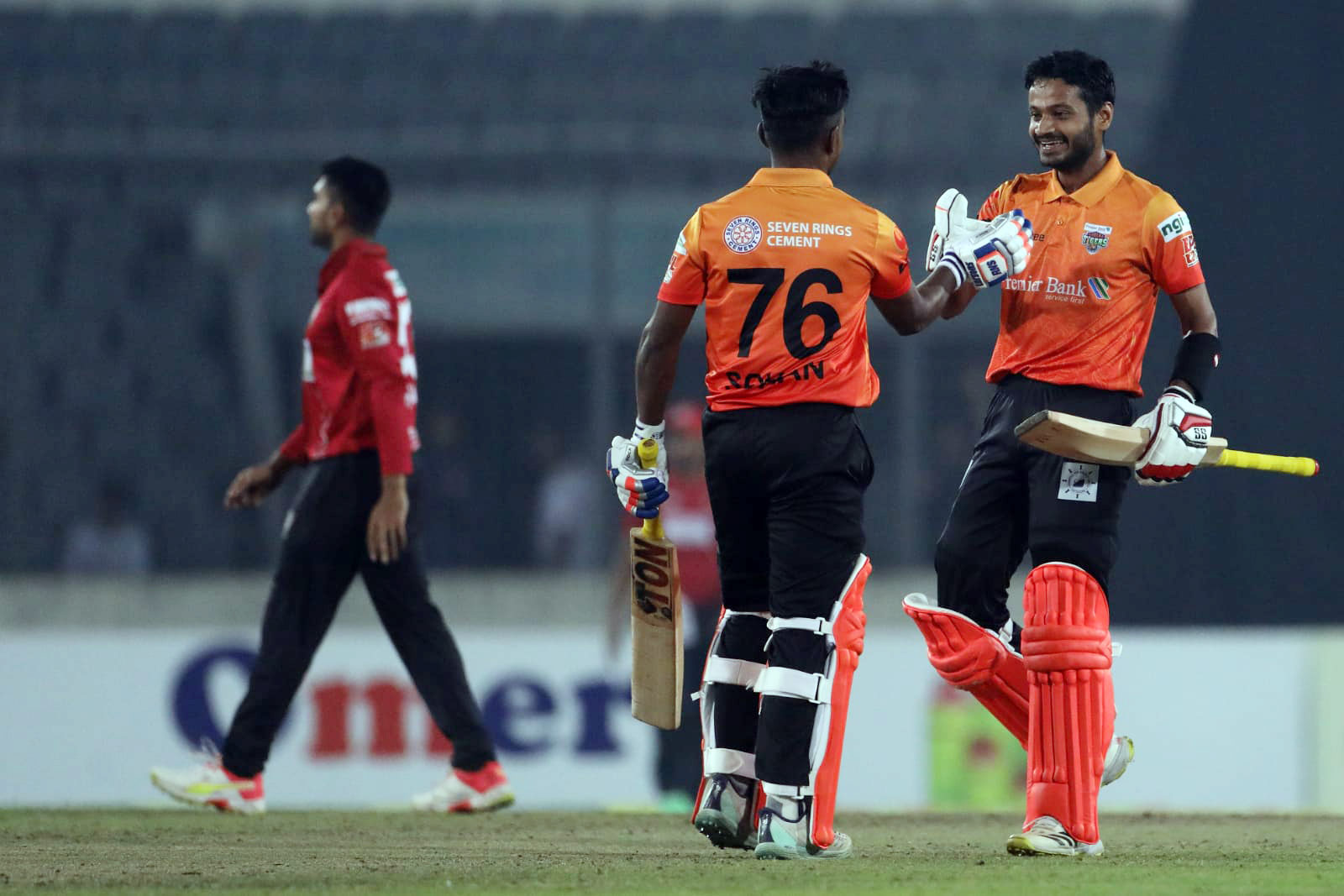 জয়-হাবিবুর বীরত্বে অবশেষে খুলনার জয়