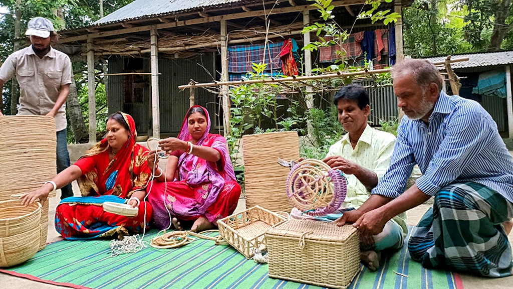 মানিকগঞ্জের ঘিওর উপজেলায় নীরব বিপ্লব ঘটছে বাঁশ ও বেত শিল্পের। উপজেলার বড়টিয়া ইউনিয়নের শ্রীবাড়ি ঋষিপাড়া গ্রামের বাঁশ ও বেতের তৈরি আধুনিক ও সুদৃশ্য সামগ্রী এখন বিদেশেও রপ্তানি হচ্ছে। ওই গ্রামের প্রায় দেড় শ’ পরিবার এ কাজের সঙ্গে জড়িয়ে রয়েছেন। রয়েছেন অন্তত সাড়ে ৬০০ নারী ও পুরুষ শ্রমিক। ঋষিপাড়া, ঘিওর, মানিকগঞ্জ, ৭ সেপ্টেম্বর ২০২৩। ছবি: আব্দুর রাজ্জাক