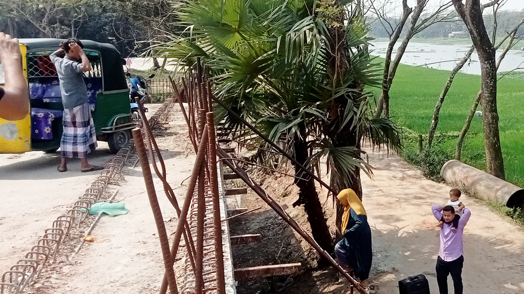 সংযোগ সড়ক হয়নি উঠতে হয় মই বেয়ে