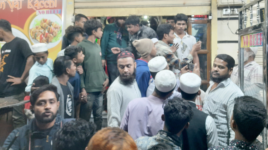 না.গঞ্জে রেস্তোরাঁয় ঢুকে গুলি: মারা গেলেন ম্যানেজার কাজল 