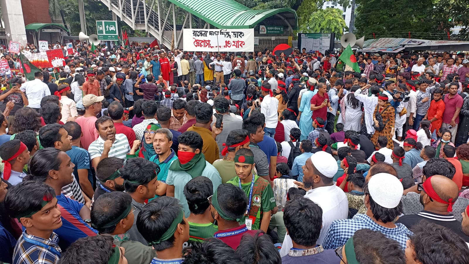 ব্যারিকেড ভেঙে বায়তুল মোকাররম থেকে মিছিল