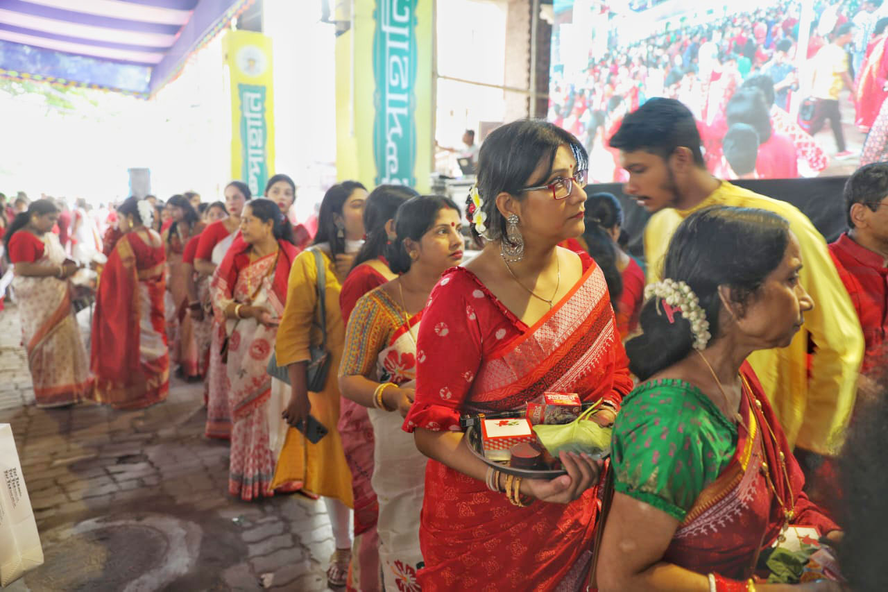 দুর্গপূজার শেষ সময়ে প্রার্থনা জানাতে ভক্তদের ভিড়। ঢাকেশ্বরী মন্দির, ঢাকা, ৫ অক্টোবর, ২০২২। ছবি: সজল