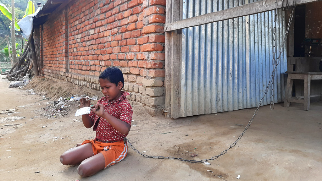 শিকলে বাঁধা মাইন উদ্দিনের জীবন