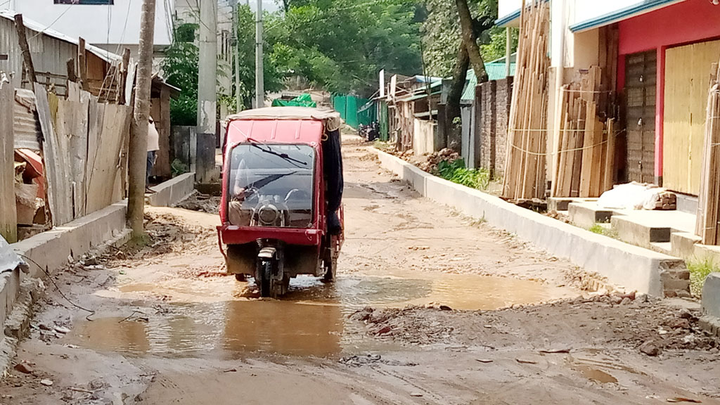 ৪২০ মিটার রাস্তায় দুর্ভোগ