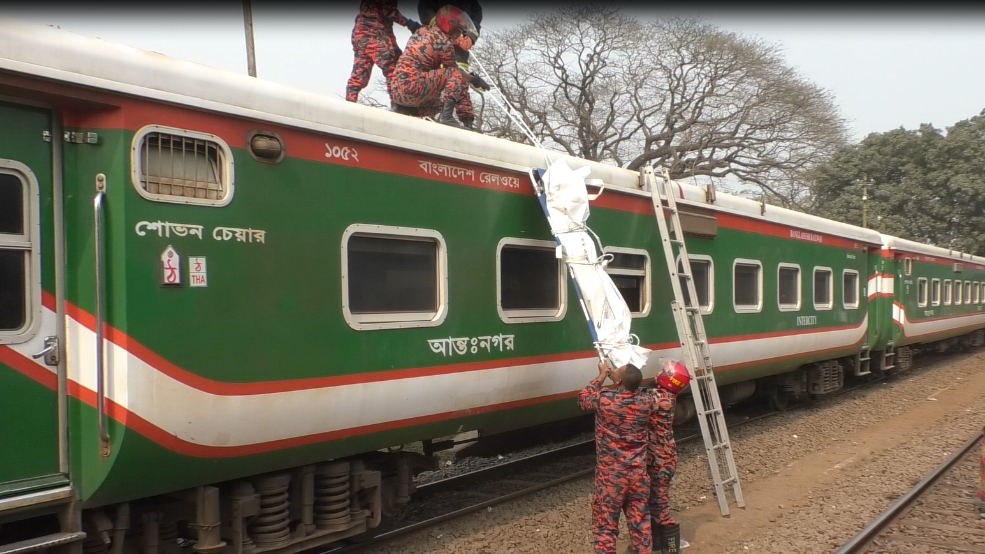 ট্রেনের ছাদে পড়ে ছিল রক্তাক্ত যুবকের লাশ, শিকলে বাঁধা ছিল পা