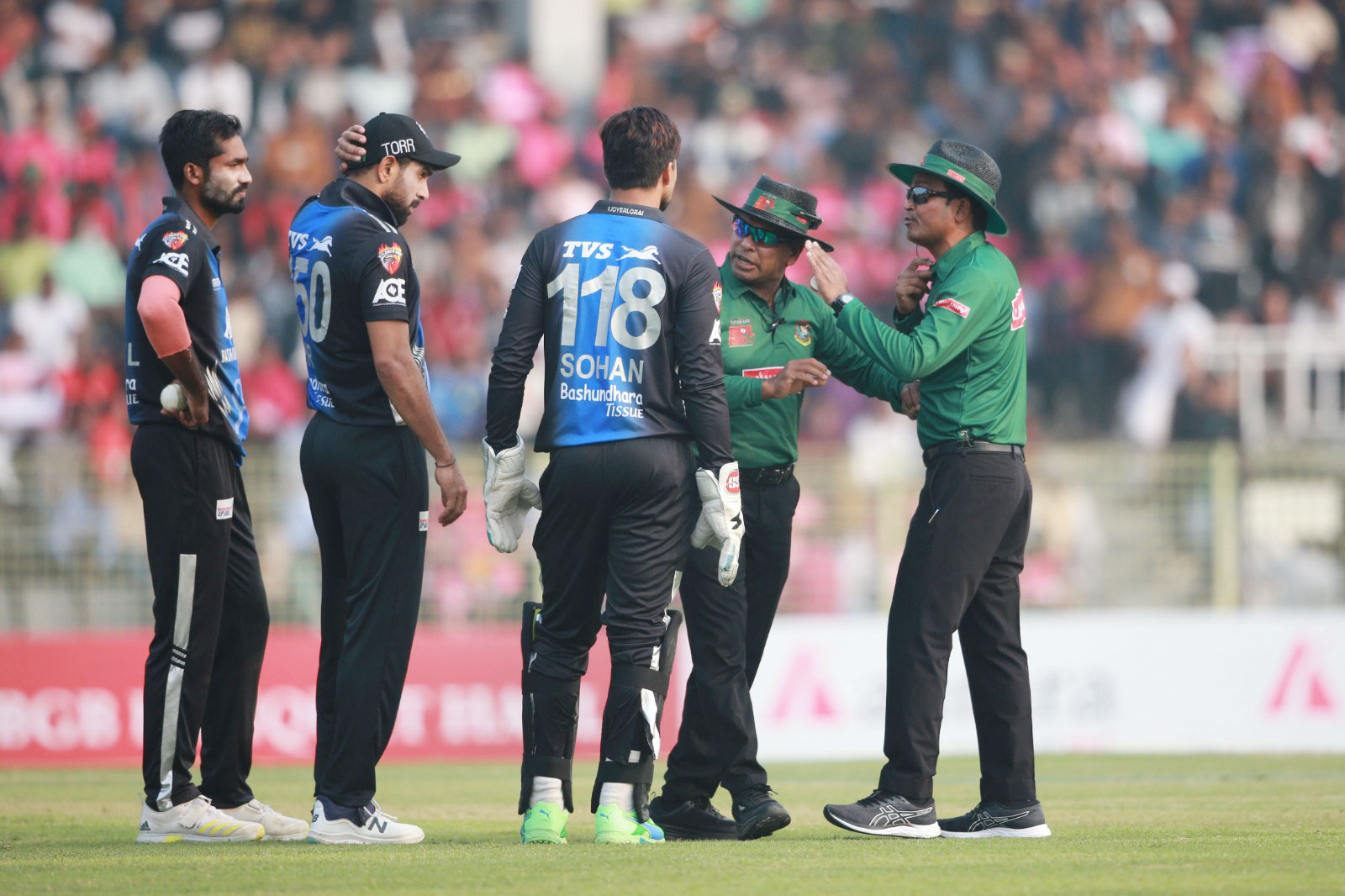 বিপিএলে কেন আচরণবিধি ভাঙছেন ক্রিকেটাররা