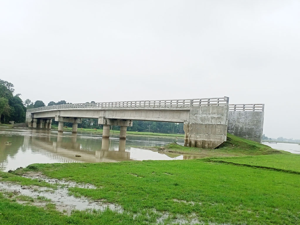 সেতুর দু’পাশে নেই সংযোগ সড়ক। মেলান্দহ, জামালপুর, ৪ ডিসেম্বর, ২০২২। ছবি: মো. রকিব হাসান