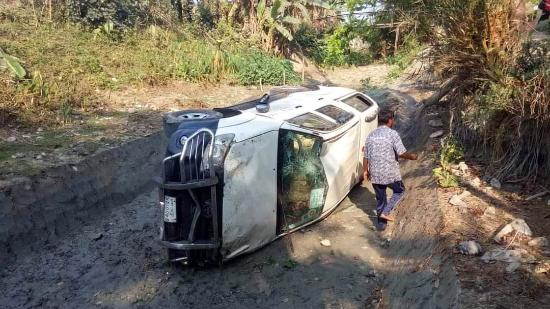 গাড়ি উল্টে বরগুনার পৌর মেয়র আহত