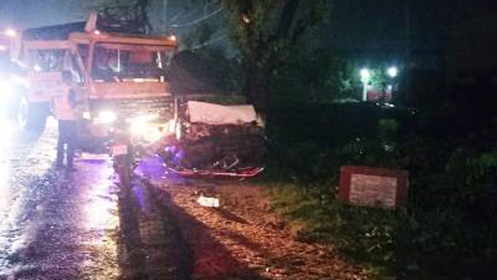 পুলিশের গাড়িতে ট্রাকের ধাক্কা, এসআইসহ আহত ৪