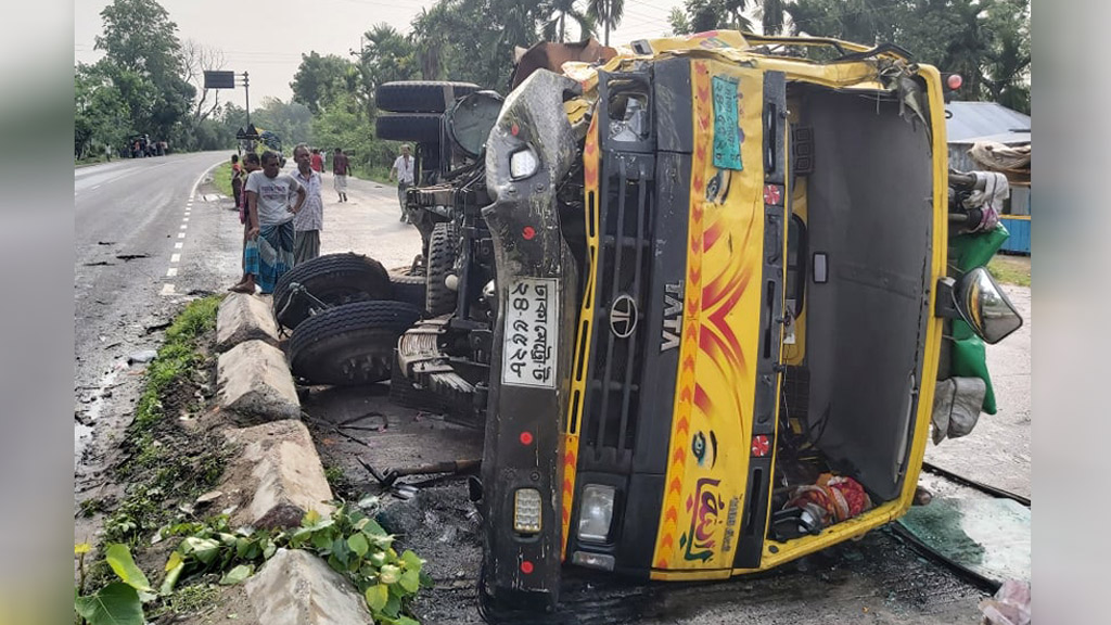 বড়াইগ্রামে দুই ট্রাকের মুখোমুখি সংঘর্ষে চালক নিহত