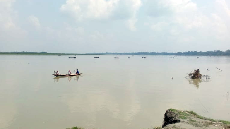 জয়ন্তী ও আড়িয়াল খাঁয় মা ইলিশ শিকার