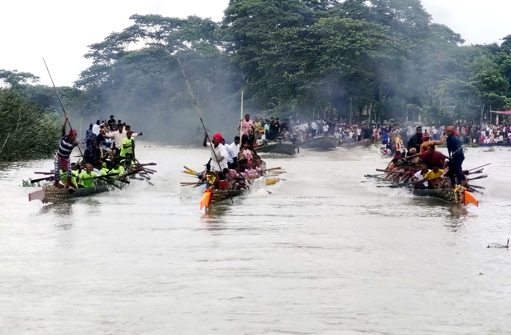 কোটালীপাড়ায় দুর্গাপূজা উপলক্ষে নৌকা বাইচ অনুষ্ঠিত হয়েছে। সন্ধ্যা নদীতে গতকাল মঙ্গলবার বেলা ৩টা থেকে এ প্রতিযোগিতা শুরু হয়, চলে সন্ধ্যা ৬টা পর্যন্ত। কোটালীপাড়া ও আশপাশের উপজেলা থেকে সাড়েঙ্গা, কোষা, চিলেকাটাসহ বিভিন্ন ধরনের নৌকা নিয়ে নৌকা বাইচে অংশ নেন প্রতিযোগীরা। রামশীলের স্লুইচ গেট থেকে রামশীল ব্রিজ পর্যন্ত প্রায় ১ কিলোমিটার এলাকা জুড়ে এ নৌকা বাইচ হয়। নদীর দুপাড়ে দাঁড়িয়ে হাজার হাজার নারী-পুরুষ এ প্রতিযোগিতা উপভোগ করেন। কোটালীপাড়ার রামশীল এলাকার সন্ধ্যা নদী, গোপালগঞ্জ, ২৫ অক্টোবর ২০২৩। ছবি: মো. 
