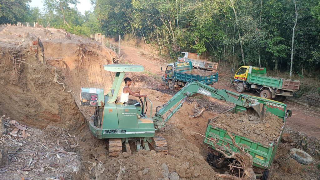 আশ্রয়ণ প্রকল্পের ঘর নির্মাণে টিলা কর্তন