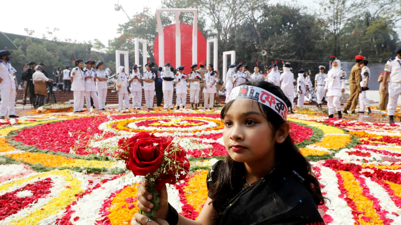 শহীদ মিনারে ভাষাশহীদদের প্রতি ফুলেল শ্রদ্ধা সর্বস্তরের মানুষের