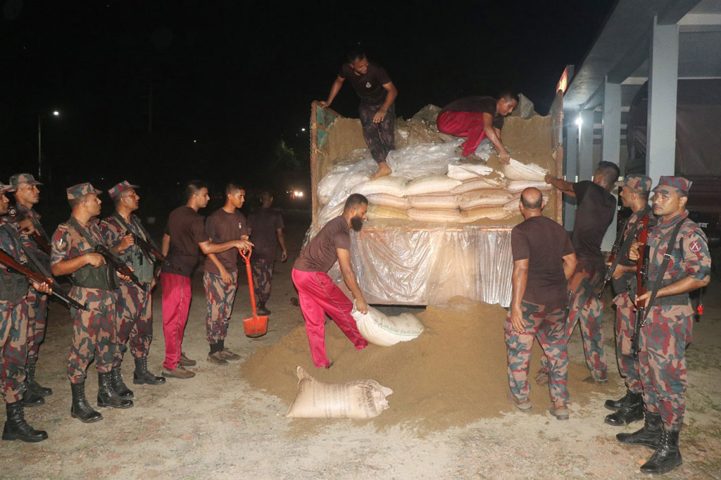 সিলেটে ফের বালুভর্তি ট্রাকে মিলল অর্ধ কোটি টাকার ভারতীয় চিনি 