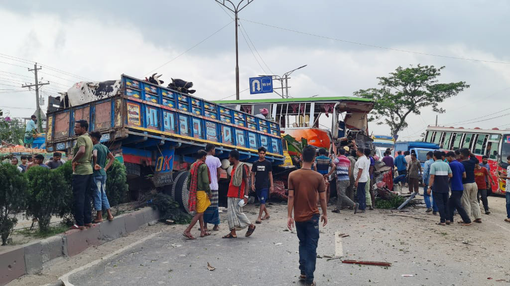 সাভারে বাস-ট্রাক সংঘর্ষে নিহত ৪, আহত ২০