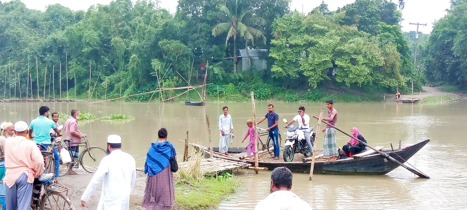 মানিকগঞ্জ সদর উপজেলার কৃষ্ণপুর ইউনিয়নের দশআনি খেয়াঘাট। ধলেশ্বরী শাখা নদীর ওপর এই খেয়াঘাট দিয়ে প্রতিদিন প্রায় ১৫ গ্রামের হাজারো মানুষ পারাপার হয়ে থাকেন। এ সব এলাকার মানুষের জেলা সদরে যাতায়াতের ভরসা এই খেয়াঘাটটি। বিকল্প পথে ৫-৭ কিলোমিটার ঘুরে যেতে হয়। দশআনি খেয়াঘাট, কৃষ্ণপুর, মানিকগঞ্জ, ৭ অক্টোবর ২০২৩। ছবি: আব্দুর রাজ্জাক