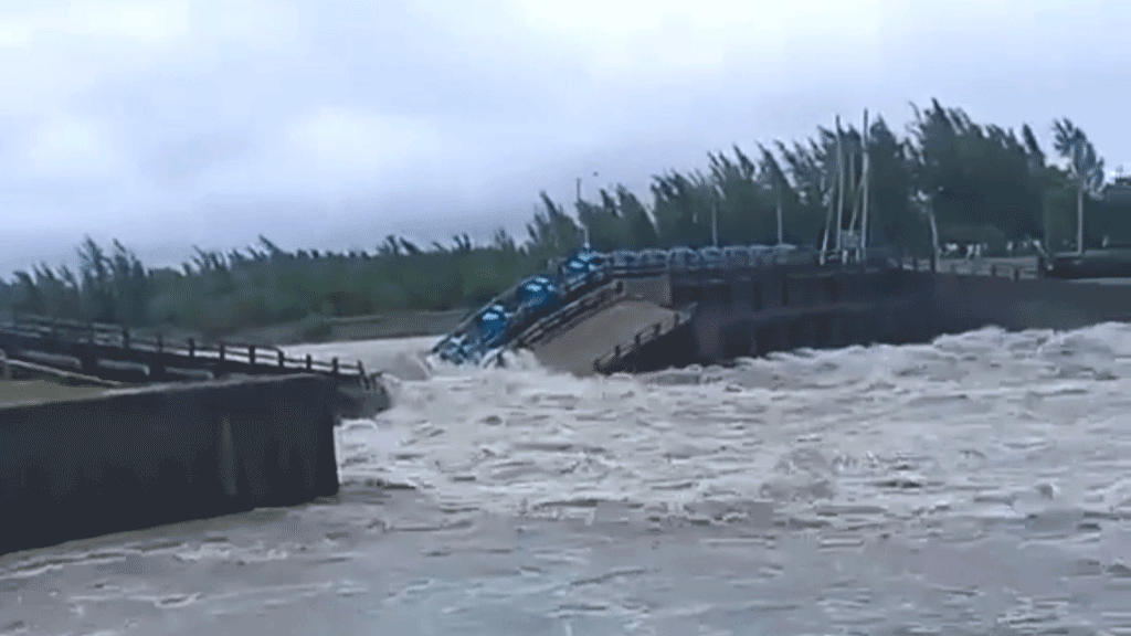 পানির চাপে ভেঙে গেছে নোয়াখালীর মুছাপুর স্লুইসগেট, বন্যা পরিস্থিতি অবনতির শঙ্কা