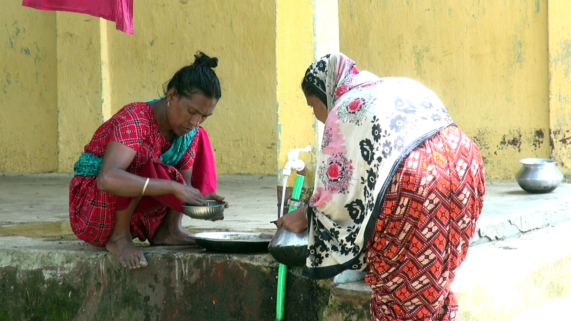 নলকূপের পানিতে দুর্গন্ধ সংকট হাজারো মানুষের