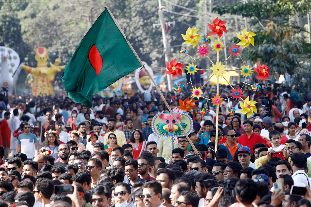 সকল অশুভ শক্তির বিরুদ্ধে রুখে দাঁড়ানোর স্লোগান নিয়ে ঢাকা বিশ্ববিদ্যালয়ের চারুকলা অনুষদ থেকে বের করা হয় মঙ্গল শোভাযাত্রা। 