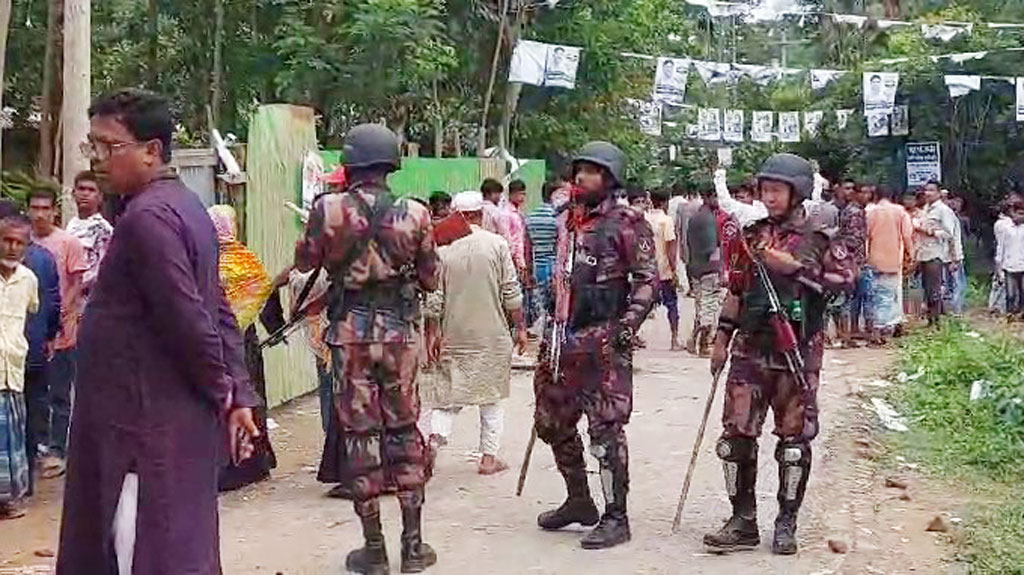 লক্ষ্মীপুরে ২ পক্ষের সংঘর্ষে আহত ১০, জাল ভোট দেওয়ায় সহকারী প্রিসাইডিং অফিসার আটক