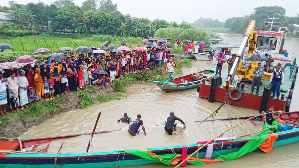 ট্রলারডুবিতে এখনো নিখোঁজ ৩ শিশু, ভুক্তভোগীর মামলা