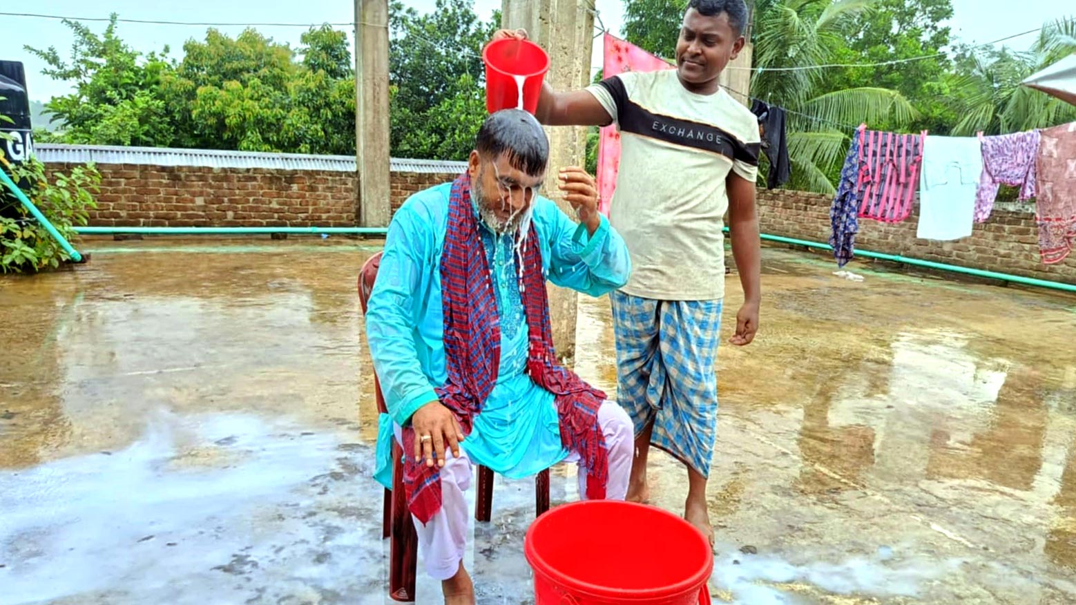 দুধ দিয়ে গোসল করে আওয়ামী লীগ নেতার পদত্যাগ