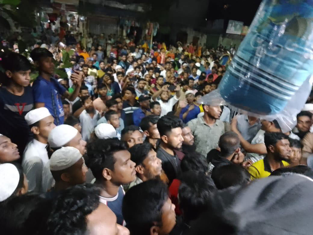 ফেসবুকে ‘মহানবীকে নিয়ে কটূক্তি’, মিরপুরে একজনকে মারধরের পর পুলিশের সঙ্গে এলাকাবাসীর সংঘর্ষ