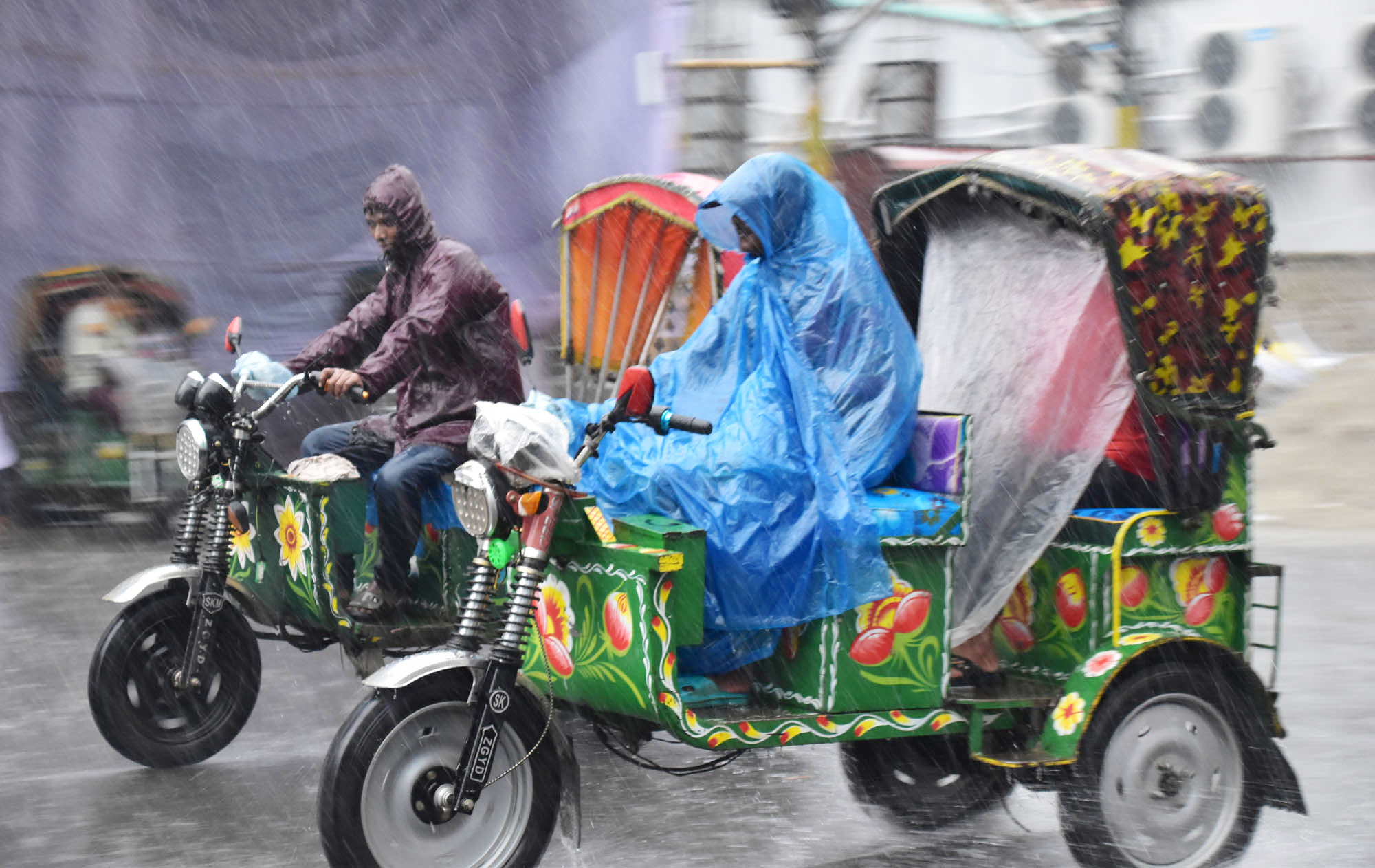 বৃষ্টিতে সবচেয়ে বেশি দুশ্চিন্তায় খেটে খাওয়া মানুষেরা। যাত্রী কম থাকায় আয়-রোজগারে ঘাটতি রিকশা চালকদের। আলুপট্টি মোড়, রাজশাহী। ২ জুলাই ২০২৩। ছবি: মিলন শেখ