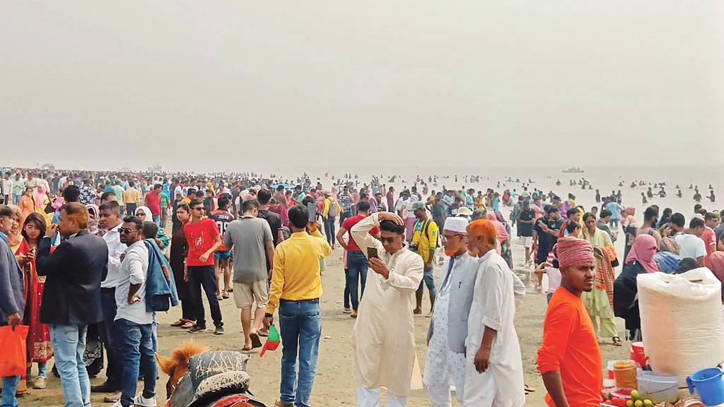 পর্যটকের ঢলে কুয়াকাটার পরিবেশ নিয়ে দুশ্চিন্তা