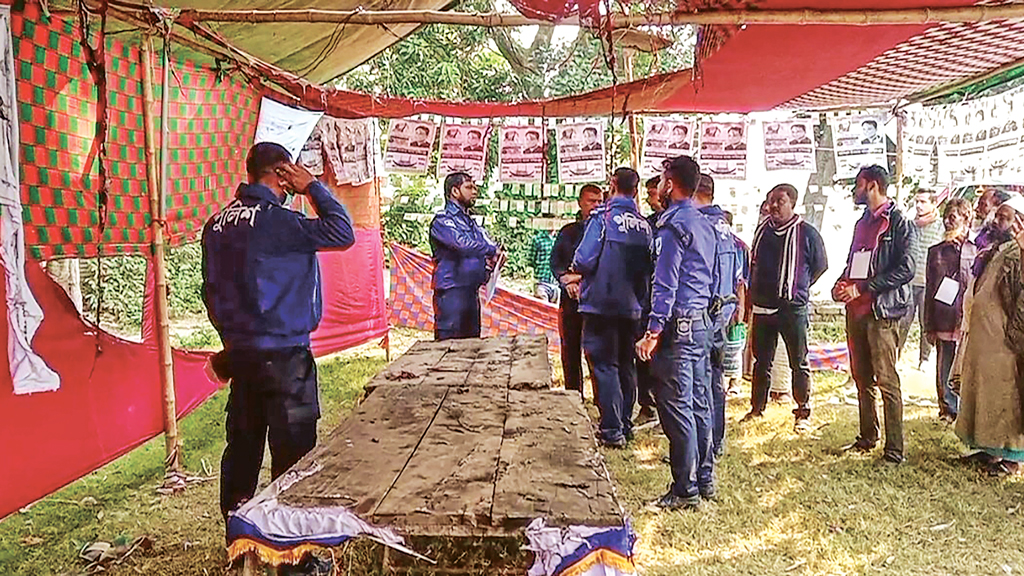 মধ্যরাতে নৌকার ক্যাম্পে অগ্নিসংযোগ