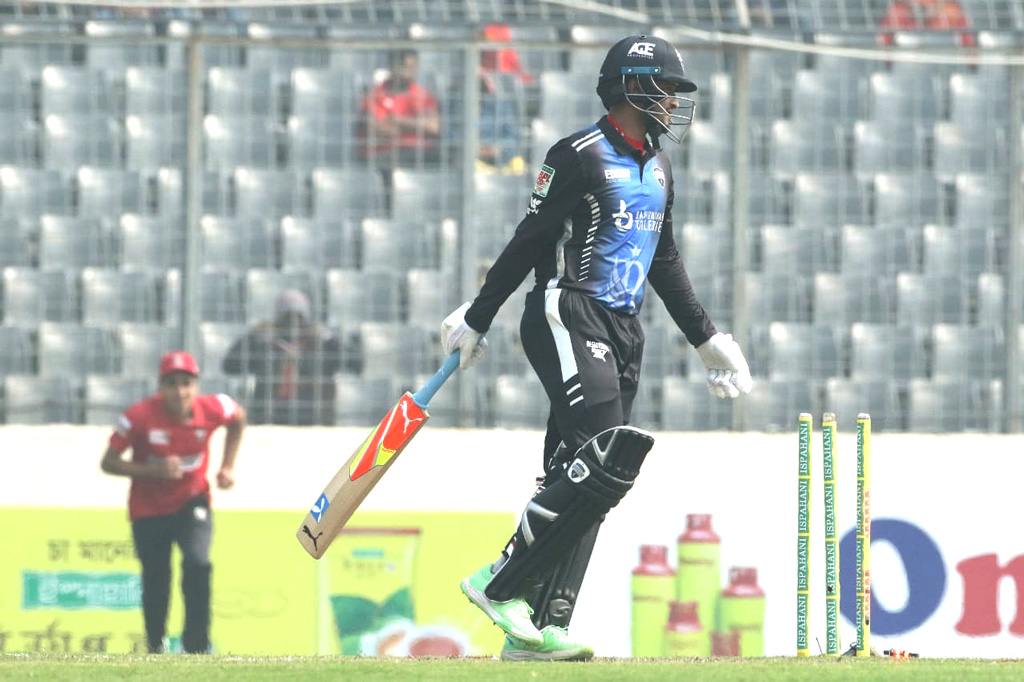 ফেরার ম্যাচেই ব্যর্থ সাকিব, ধুঁকছে রংপুরও