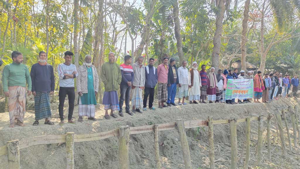 কাউখালীতে রাস্তার সংস্কারের দাবিতে স্থানীয়দের মানববন্ধন