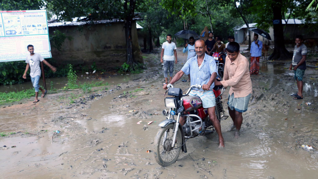 এক কিমি সড়কে ভোগান্তি