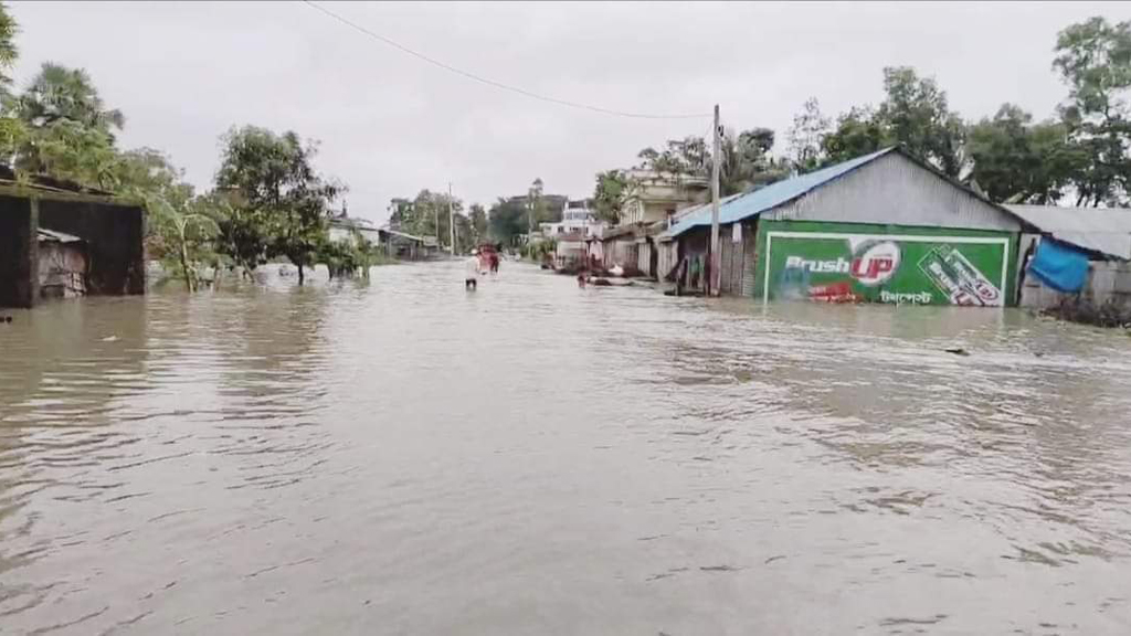 ফেনীতে বন্যা পরিস্থিতির অবনতি, পানিবন্দীদের উদ্ধারে সেনাবাহিনী ও কোস্ট গার্ড