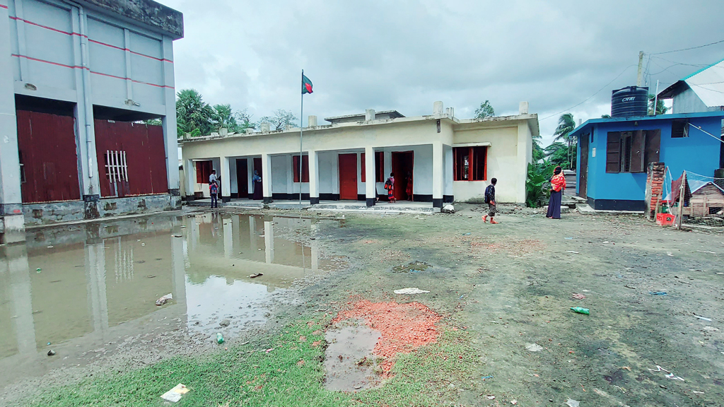 বিদ্যালয়ে ৩ শ্রেণিকক্ষে ২৫০ শিক্ষার্থী