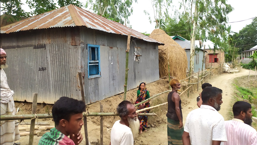 নিজের রাস্তায় হাঁটতে দেবেন না প্রভাবশালী, অবরুদ্ধ ৫ পরিবার