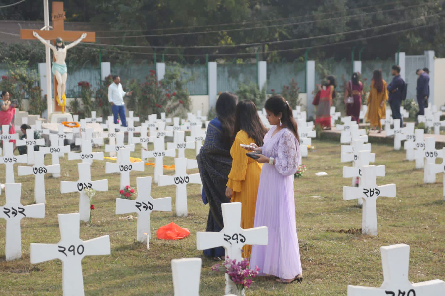 খ্রিষ্টধর্মাবলম্বীরা প্রার্থনা শেষে মোমবাতি জ্বালিয়ে স্বজনদের কবর দেখতে যান। তেজগাঁও চার্জ, ঢাকা। ছবি: আজকের পত্রিকা