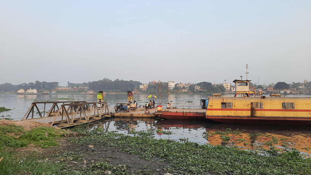 দুই ফেরির একটি বিকল পারাপারে ভোগান্তি