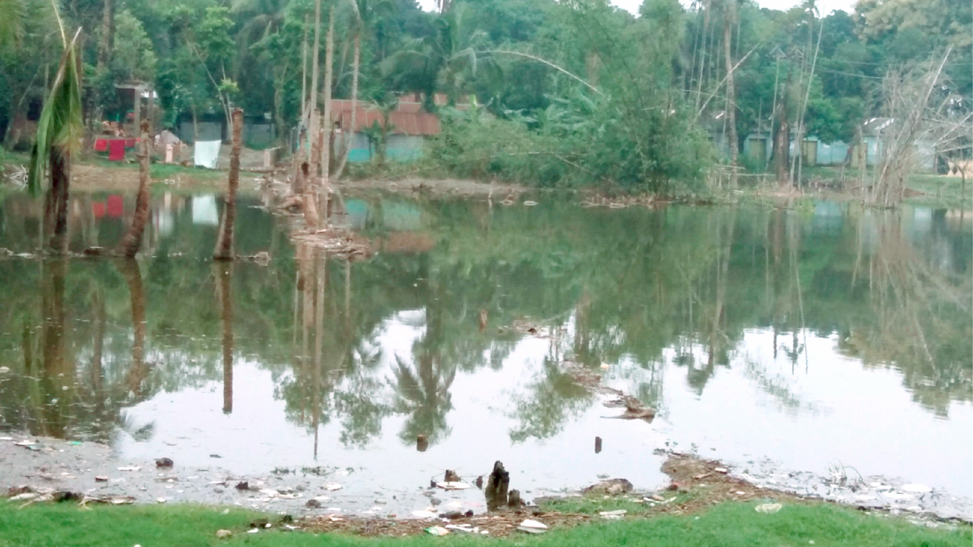 বিষাক্ত বর্জ্যে ফসল নষ্ট ক্ষতিপূরনের দাবি