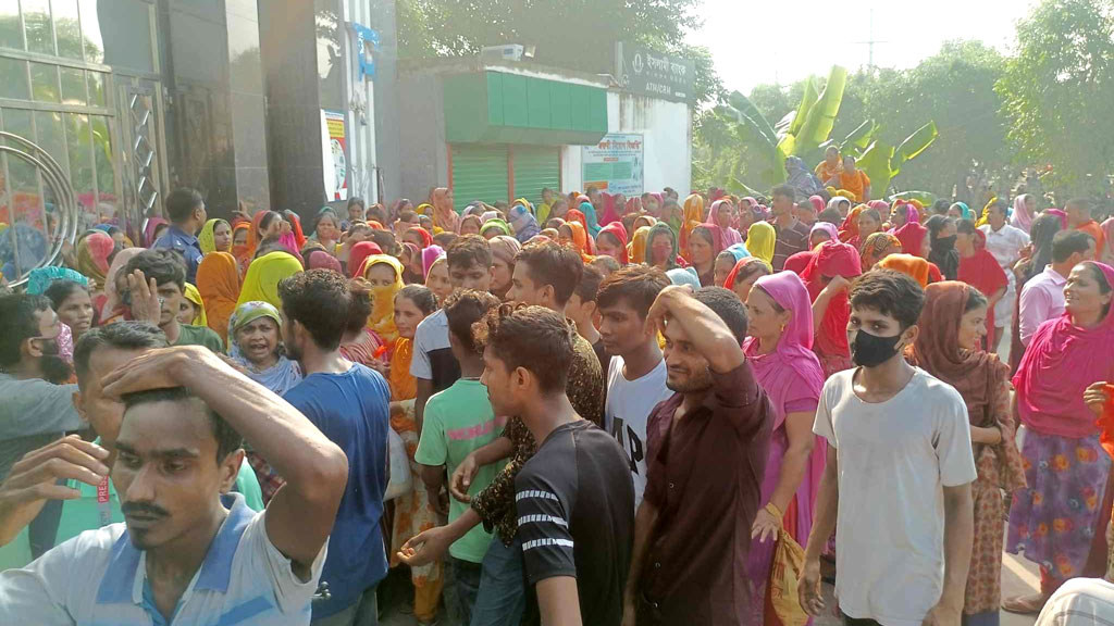 বেতন-ভাতা বৃদ্ধির দাবিতে মির্জাপুরে শ্রমিক বিক্ষোভ